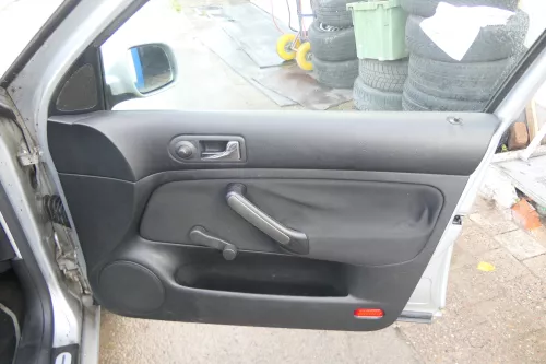 1x VW Golf 4 Bora Türverkleidung Verkleidung Tür vorne rechts 4/5-Türer schwarz (171792)