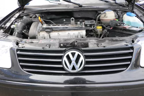 VW Polo 6N2 VW Zeichen Kühlergrill Grill schwarz LC9Z (173145)
