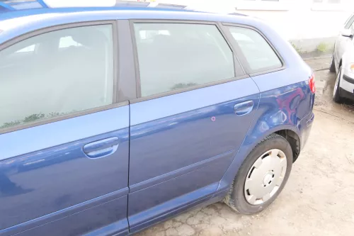 Audi A3 8P 4/5-Türer Tür hinten links Türblatt mit Rahmen blau LZ5C (175026)