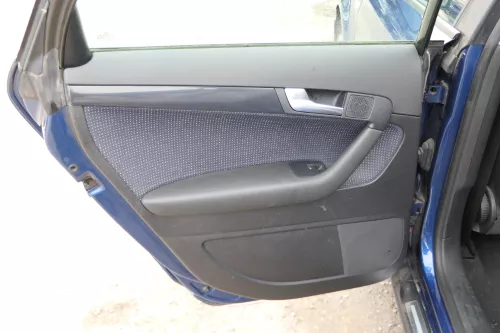1x Audi A3 8P Türverkleidung Verkleidung Tür hinten links 4/5-Türer schwarz