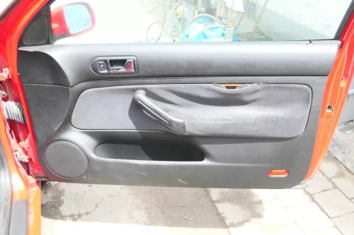 1x VW Golf 4 Türverkleidung Verkleidung Tür vorne rechts schwarz 2/3-Türer  (175796)