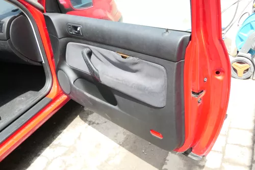 1x VW Golf 4 Türverkleidung Verkleidung Tür vorne rechts schwarz 2/3-Türer  (175796)