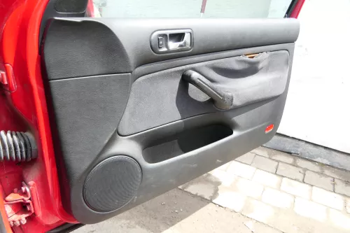 1x VW Golf 4 Türverkleidung Verkleidung Tür vorne rechts schwarz 2/3-Türer  (175796)