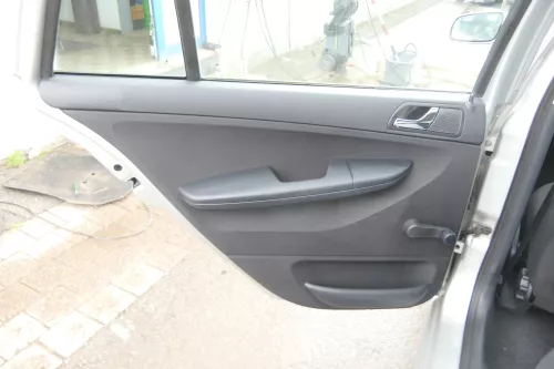 1 x Fabia 6Y Kombi Türverkleidung Verkleidung Tür hinten links schwarz anthrazit