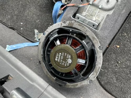 VW Touran 1T Eos Box Lautsprecher 1T0035411K Tiefton in Tür (176196)