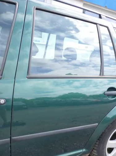 VW Golf 4 Bora Tür hinten links nur Kombi / Variant grün LC6M - ohne Anbauteile (176671)