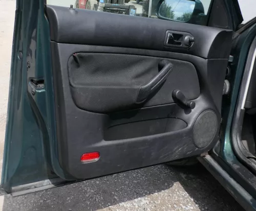 1x Golf 4 Bora Türverkleidung Verkleidung Tür vorne links 4/5-Türer Griff schwa (176678)