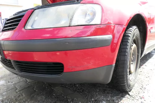 VW Passat 3B Stoßstange vorne Frontstoßstange Stoßfänger rot LY3D + Grill (177565)
