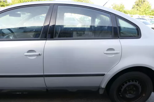 VW Passat 3B 3BG Limousine Tür hinten links silber LB7Z