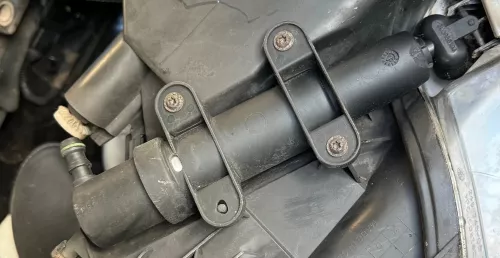 Superb 3U- 1x Düse Scheinwerferreininungsanlage SWR Wischwasser+1x Kappen rechts