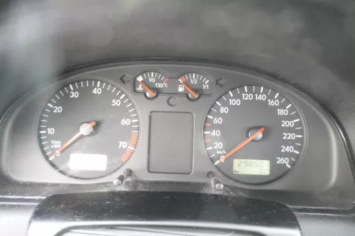 VW Passat 3B Tacho Tachometer Kombiinstrument 298.000km 3B1919860 Benziner (178570)