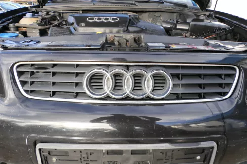 Audi A3 8L Stoßstange Frontstoßstange vorne schwarz LY9B mit Grill (178796)