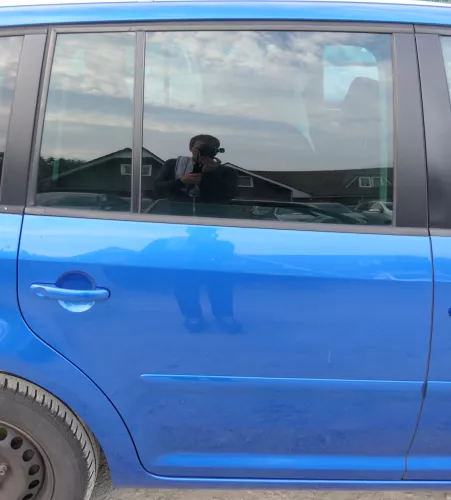 Touran 1T Tür hinten rechts blau LA5X mit Scheibe, sonst OHNE Anbauteile - Delle