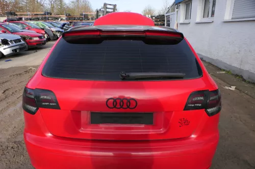 Audi A3 8P 4/5-Türer Heckklappe Klappe hinten rot LY3J Spoiler Scheibe