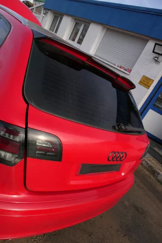 Audi A3 8P 4/5-Türer Heckklappe Klappe hinten rot LY3J Spoiler Scheibe (179495)