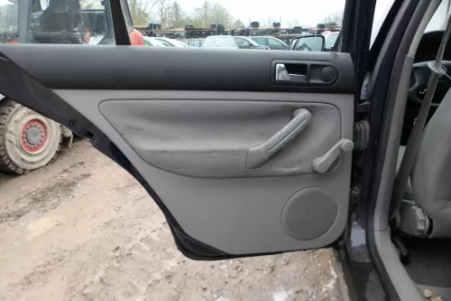 1x VW Golf 4 1J Limousine Türverkleidung Verkleidung Tür hinten links Griff Öffn