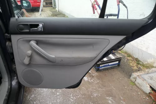1x VW Golf 4 1J Limousine Türverkleidung Verkleidung Tür hinten rechts Griff Öff