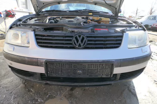 VW Passat 3B Stoßstange vorne Frontstoßstange Stoßfänger vorn silber LB7Z  - SWR