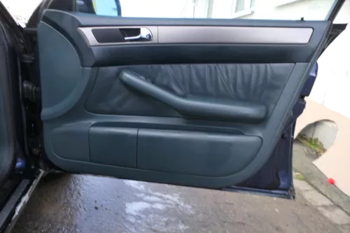 1x Audi A6 4B Türverkleidung Verkleidung Tür vorne rechts Leder grün lago (180530)