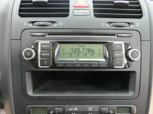 VW Polo 6R Golf Plus Radio CD- Player 5M0057156D mit Code RCD 210   rot