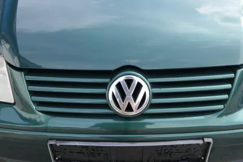 VW Bora Grill Kühlergrill VW Zeichen Logo grün LC6M (181033)