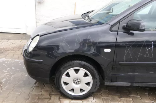 VW Polo 9N Kotflügel vorne links schwarz LC9Z bis ca.Bj.2004   -DELLE (181104)