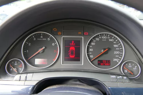 Audi A4 8E B6 Tacho Tachometer Kombiinstrument 8E0920900F 307.000KM Benziner ALT