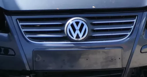 VW Polo 9N3 Grill Kühlergrill VW Zeichen Logo 6Q0853653F silber Chrom