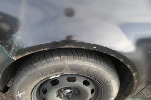 VW Golf 4 1J Kotflügel vorne links schwarz Rost (182578)
