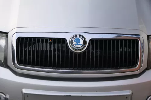 Fabia 6Y Zeichen Kühlergrill Grill Gitter 6Y0853668 silber grau LF7T Logo