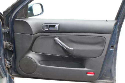 1x Golf 4 Bora Türverkleidung Verkleidung Tür vorne rechts 4/5-Türer schwarz