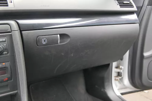 Audi A4 8E B7 Handschuhfach Griff für Handschuhfachdeckel Deckel Klappe schwarz