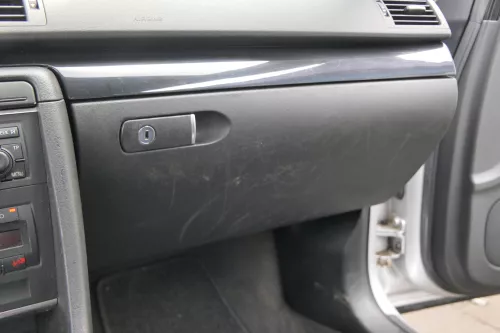 Audi A4 8E B7 Handschuhfach Griff für Handschuhfachdeckel Deckel Klappe schwarz (184066)