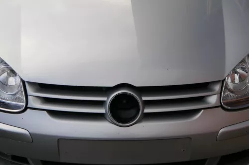 VW Golf 5 Grill Kühlergrill VW Zeichen Logo grau silber LA7W