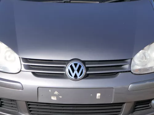VW Golf 5 Grill Kühlergrill VW Zeichen Logo grau LA7T (184447)