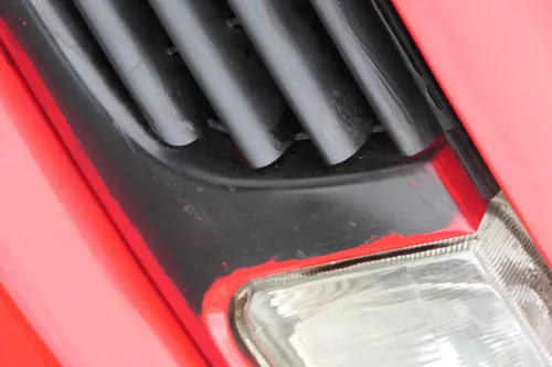 VW Polo 6N Kühlergrill Grillleiste vorne Leiste Grill schwarz / rot (184673)