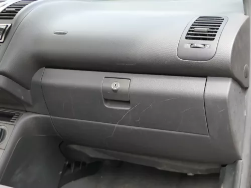 VW Lupo Seat Arosa Handschuhfach Fach Griff Klappe schwarz 6E1857101 Kratzer