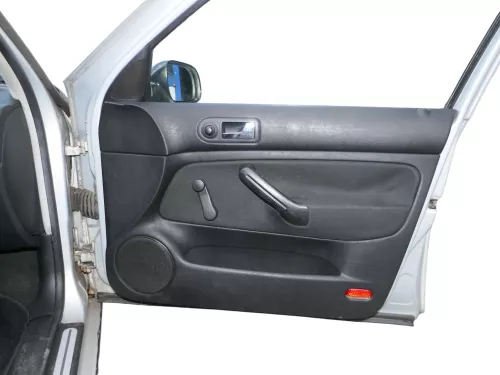 1x Golf 4 Bora Türverkleidung Verkleidung Tür vorne rechts 4/5-Türer schwarz