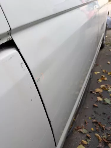 VW T5 Facelift T6 Tür rechts Schiebetür mit Scheibe weiß R902 Fenster - Delle (186916)