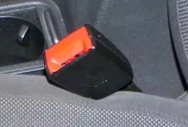 VW Tiguan Sharan Gurtschloß Schloß Gurt 5N0857755D vorne links Fahrersitz Sitz (126468)