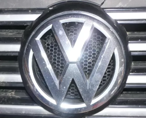VW Passat 3C B7 NUR Logo Emblem im Kühlergrill Grill Chrom Alltrack 1T0853601E