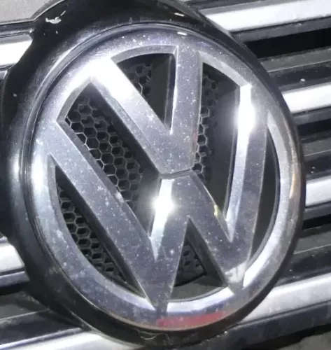 VW Passat 3C B7 NUR Logo Emblem im Kühlergrill Grill Chrom Alltrack 1T0853601E (200843)
