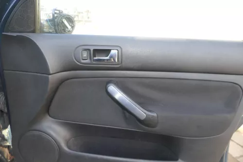 1x Golf 4 Bora Türverkleidung Verkleidung Tür vorne rechts 4/5-Türer schwarz (201333)