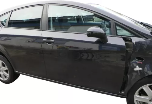 Seat Leon 1P Tür vorne rechts Beifahrertür schwarz LC9Z metallic ohne Anbauteile (201434)