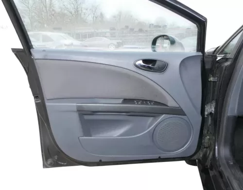 1x Leon 1P Türverkleidung Verkleidung Tür vorne links Griff grau uranusgrau