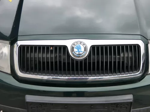 Fabia 6Y Stoßstange Stoßfänger vorne grün LF8C - Gitter (201600)