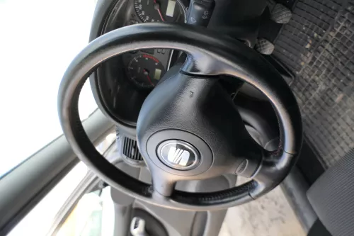 Q736 Leon Toledo 1M Lenkrad 3 Speichen Leder Lederlenkrad Abnutzungen Airba rot