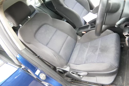 Q778 Audi A3 8P Sitz vorne rechts Beifahrersitz 4/5-Türer schwarz blau