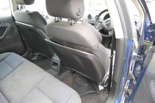 Q778 Audi A3 8P Sitz vorne rechts Beifahrersitz 4/5-Türer schwarz blau (175044)