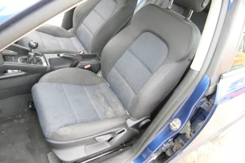 Q778 Audi A3 8P Sitz vorne links Fahrersitz 4/5-Türer schwarz blau